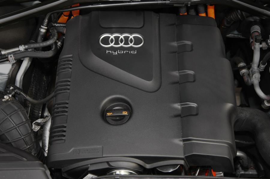 Моторный отсек Audi Q5 Hybrid Quattro (8R) 2011 года  (фото 7 из 40)